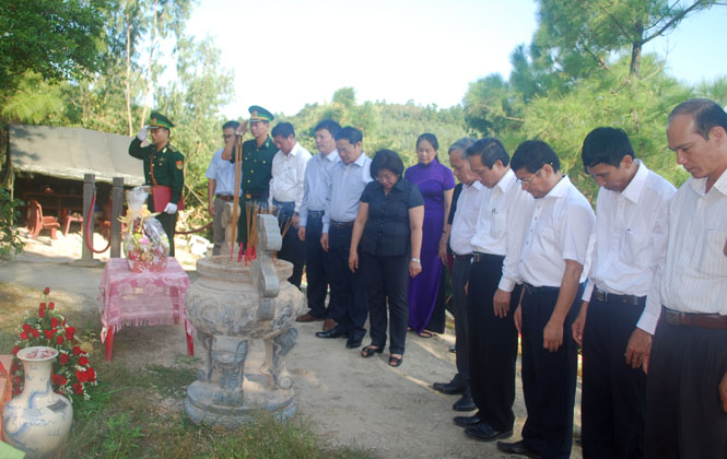 Các đồng chí lãnh đạo tỉnh dâng hương tại Khu mộ Đại tướng Võ Nguyên Giáp.