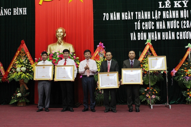 Thừa ủy quyền của Thủ tướng Chính phủ, đồng chí Nguyễn Hữu Hoài- Phó Bí thư Tỉnh ủy, Chủ tịch UBND tỉnh đã trao Bằng khen của Chính phủ cho các tập thể và cá nhân