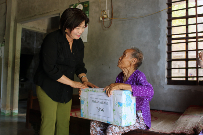 Đồng chí Nguyễn Thị Thanh Hương trao quà cho mẹ Việt Nam anh hùng Trần Thị Yêm
