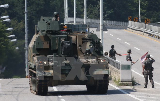 Xe quân sự Hàn Quốc tại thành phố biên giới Paju ngày 17-8 vừa qua. (Ảnh: Yonhap/TTXVN)