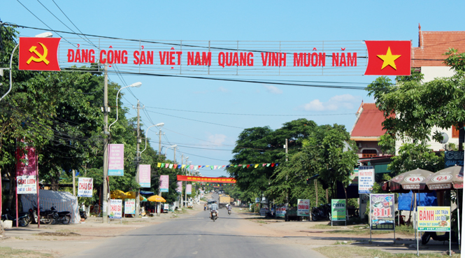 Đường phố Đồng Sơn rực rỡ băng cờ, biểu ngữ chào mừng các ngày lễ kỷ niệm lớn.