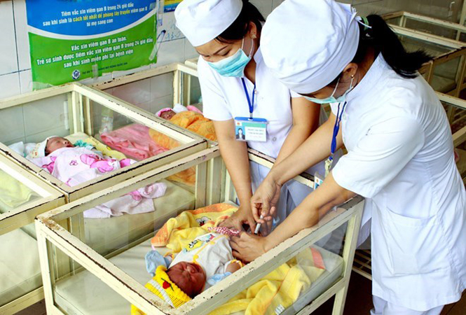 Tiêm vắcxin viêm gan B cho trẻ sơ sinh tại Bệnh viện Đa khoa tỉnh Quảng Ngãi. (Ảnh: Dương Ngọc/TTXVN)