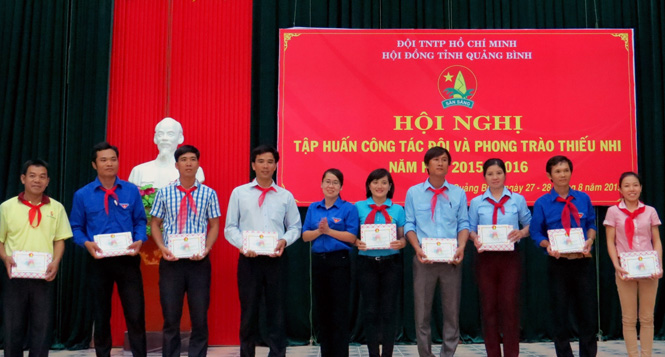 Đồng chí Nguyễn Thị Minh, Chủ tịch Hội đồng Đội tỉnh trao quà và giấy chứng nhận cho các học viên có thành tích xuất sắc.