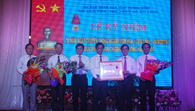 Thừa ủy quyền của Chủ tịch nước, đồng chí Trần Tiến Dũng, TUV, Phó Chủ tịch UBND tỉnh trao Huân chương Lao động hạng Nhất cho tập thể ngành VHTTDL.
