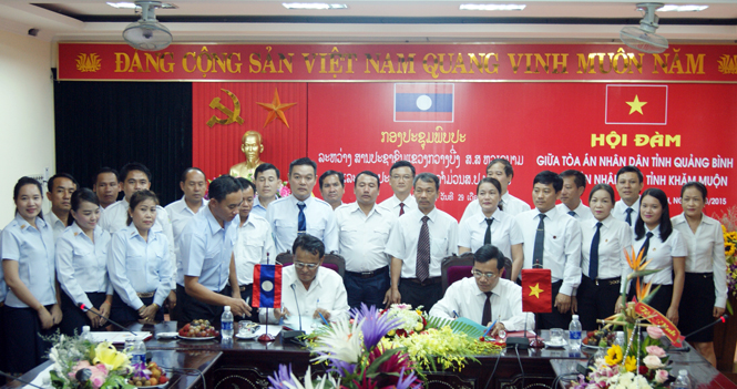 Đại diện lãnh đạo TAND tỉnh Quảng Bình và tỉnh Khăm Muộn ký kết biên bản ghi nhớ hợp tác.