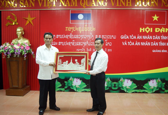 Lãnh đạo TAND tỉnh Khăm Muộn tặng quà lưu niệm cho TAND tỉnh Quảng Bình.
