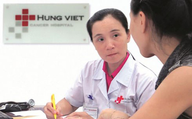 Bác sĩ Nguyễn Phương Nga đang tư vấn cho bệnh nhân
