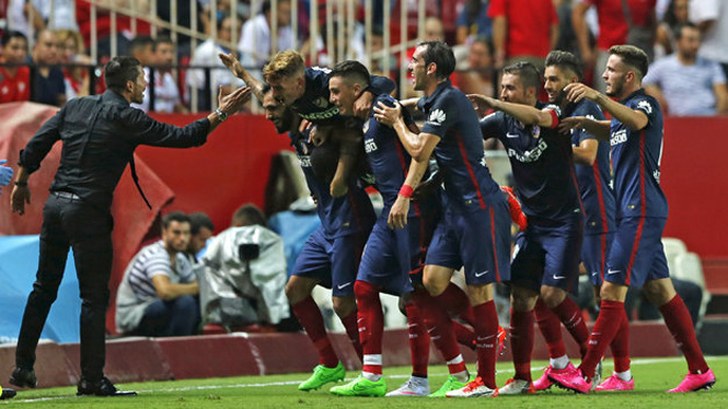  Các cầu thủ Atletico Madrid ăn mừng bàn thắng cùng HLV Diego Simeone (trái) - Ảnh: Reuters