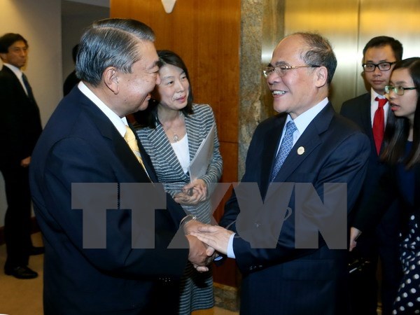 Chủ tịch Quốc hội Nguyễn Sinh Hùng gặp Chủ tịch Hạ viện Nhật Bản Tadamori Oshima. (Ảnh: Nhan Sáng/TTXVN)