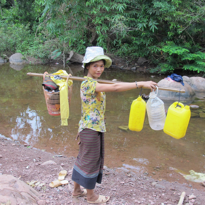 Nhiều hộ dân khu vực miền núi phải ra suối lấy nước uống trong mùa khô năm nay.
