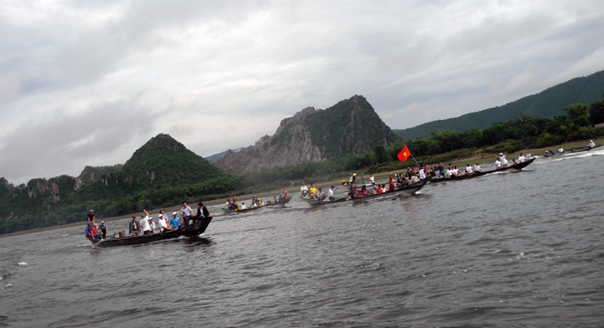 Đông đảo người dân tham gia cổ vũ các thuyền đua tranh tài 