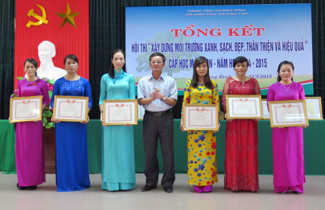 Đồng chí Đoàn Đức Liêm, Tỉnh ủy viên, Giám đốc Sở Giáo dục - Đào tạo, trao giải nhất cho các trường mầm non tại hội thi 