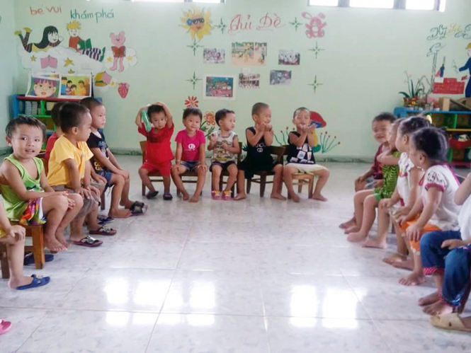Các em học sinh mầm non ở xã Cảnh Hóa bước vào năm học mới.