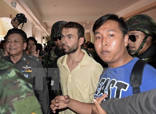 Đối tượng Adem Karadag (giữa) bị áp giải tới sở cảnh sát ở thủ đô Bangkok, Thái Lan ngày 4/9. (Nguồn: AFP/TTXVN)