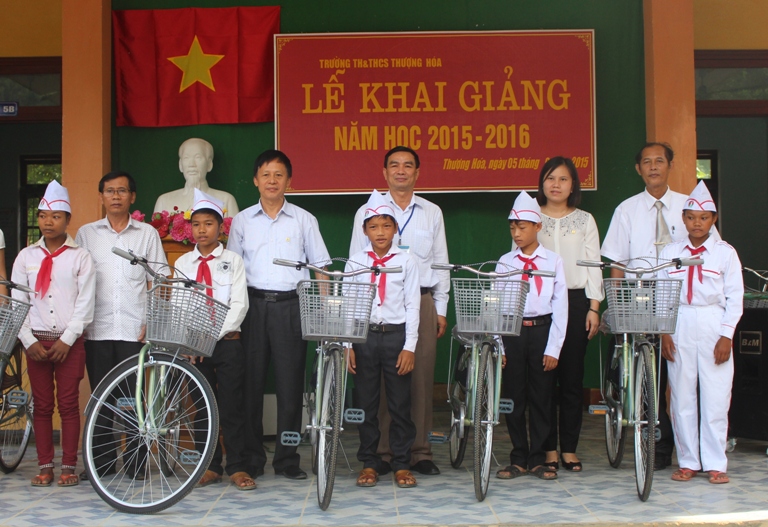 Đại diện lãnh đạo Sở Giáo dục – Đào tạo và Công ty FODACON tặng xe đạp cho các em