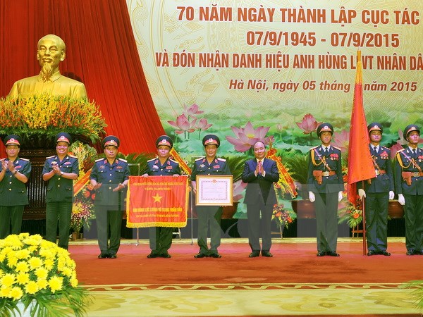 Phó Thủ tướng Nguyễn Xuân Phúc trao tặng danh hiệu Anh hùng lực lượng vũ trang nhân dân cho Cục Tác chiến. (Ảnh: Trọng Đức/TTXVN)