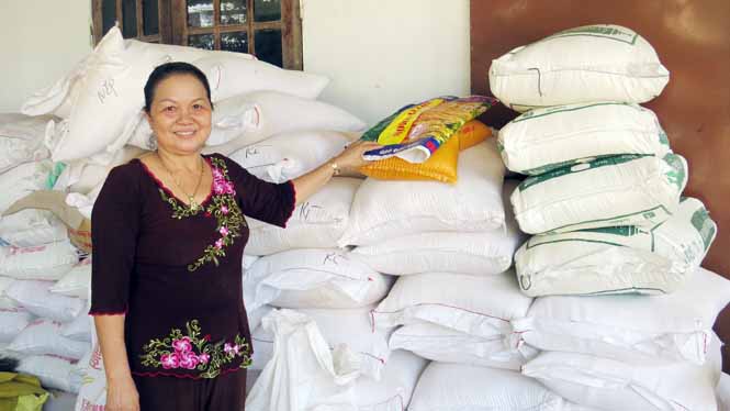 Nhờ những đồng tiền tích cóp được từ công việc thu mua lúa gạo chị Châu đã giúp rất nhiều chị em phụ nữ vượt qua khó khăn, ổn định cuộc sống.