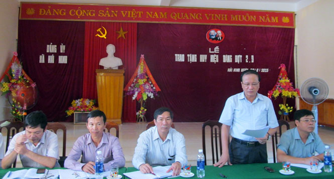 Đồng chí Trần Văn Tuân chủ trì làm việc tại xã Hải Ninh (Quảng Ninh) về tình hình nuôi tôm trên cát.