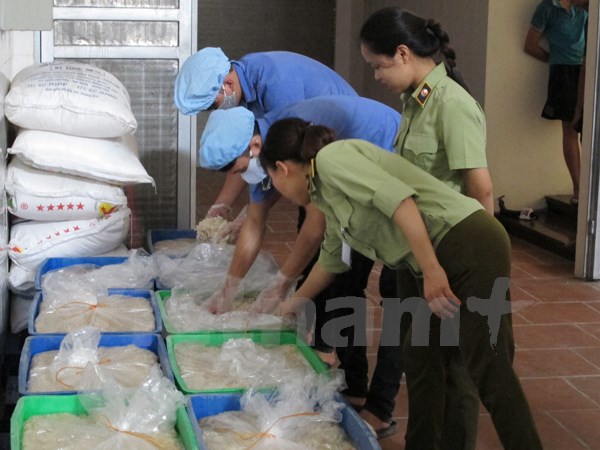 Lực lượng quản lý thị trường Hà Nội đang kiểm tra các cơ sở sản xuất bánh Trung thu (Ảnh: Đức Duy/Vietnam+)