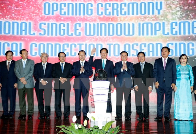 Thủ tướng Nguyễn Tấn Dũng thực hiện nghi thức tại Lễ Công bố chính thức thực hiện cơ chế một cửa quốc gia và kết nối kỹ thuật cơ chế một cửa ASEAN. (Ảnh: Đức Tám/TTXVN)