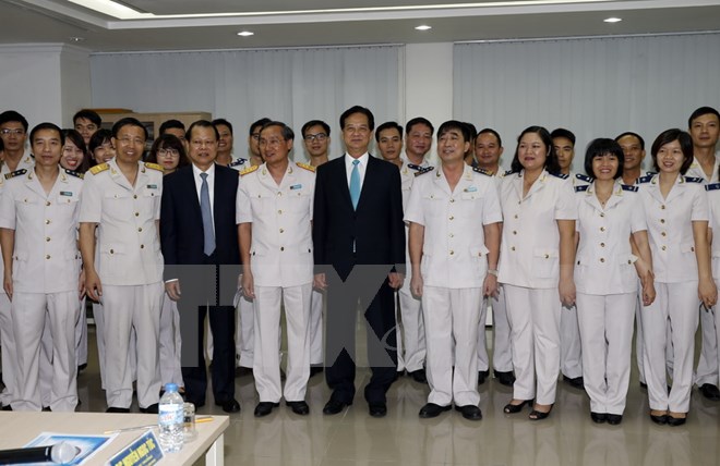 Thủ tướng Nguyễn Tấn Dũng với cán bộ, nhân viên Tổng cục Hải quan tại Trung tâm Chỉ huy của Tổng cục Hải quan. (Ảnh: Đức Tám/TTXVN)