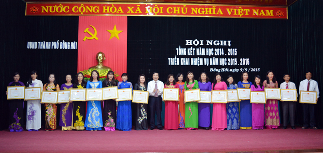  Đồng chí Trần Đình Dinh, TUV, Chủ tịch UBND thành phố trao tặng danh hiệu Tập thể lao động xuất sắc cho các tập thể.