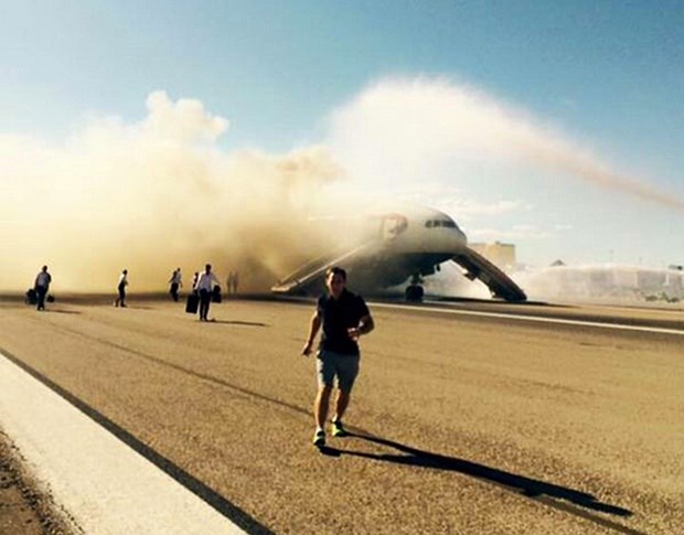 Chiếc máy bay bốc cháy trên đường băng. (Nguồn: Guardian)