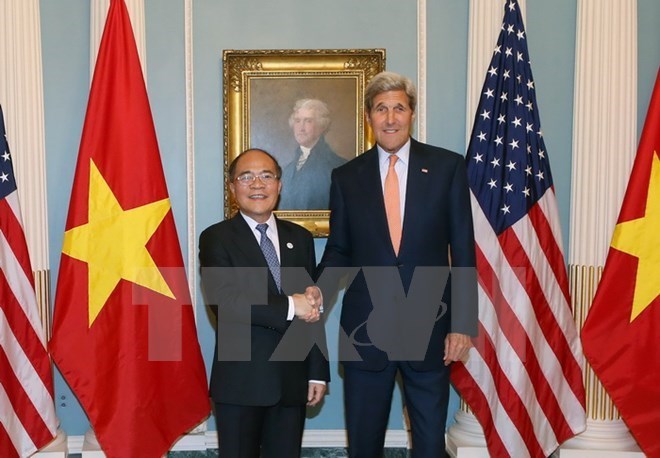 Chủ tịch Quốc hội Nguyễn Sinh Hùng ​gặp thân mật Ngoại trưởng Hoa Kỳ John Kerry. (Nguồn: TTXVN)