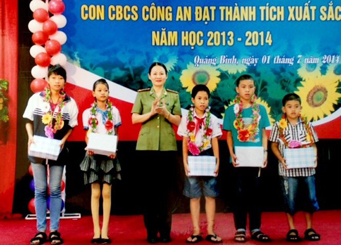 Thượng tá Nguyễn Thị Triều, Chủ tịch Hội Phụ nữ Công an tỉnh trao thưởng cho con em cán bộ chiến sĩ đạt thành tích cao trong học tập.