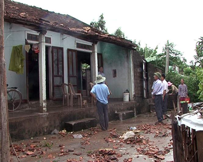 Lãnh đạo huyện Quảng Ninh đang kiểm tra nhà bị tốc mái nặng ở xã Tân Ninh