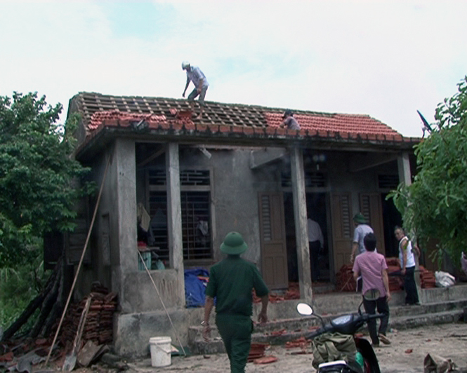 Sửa chữa  và lợ lại mái nhà bị tốc ở xã An Ninh