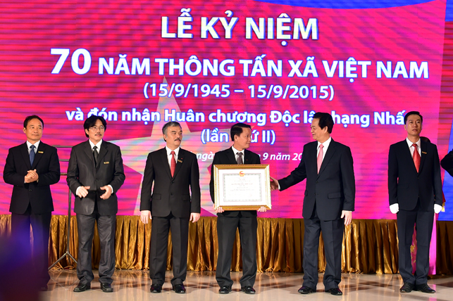 Thủ tướng Nguyễn Tấn Dũng trao Huân chương Độc lập hạng Nhất cho TTXVN. Ảnh: VGP/Nhật Bắc.