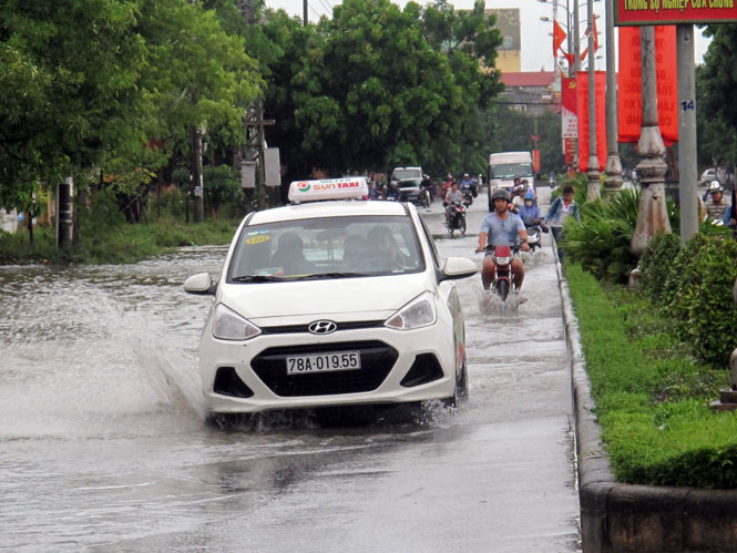 Theo dự báo, mưa lớn vẫn còn tiếp tục và nhiều tuyến đường trên địa bàn thành phố Đồng Hới vẫn chìm trong nước.