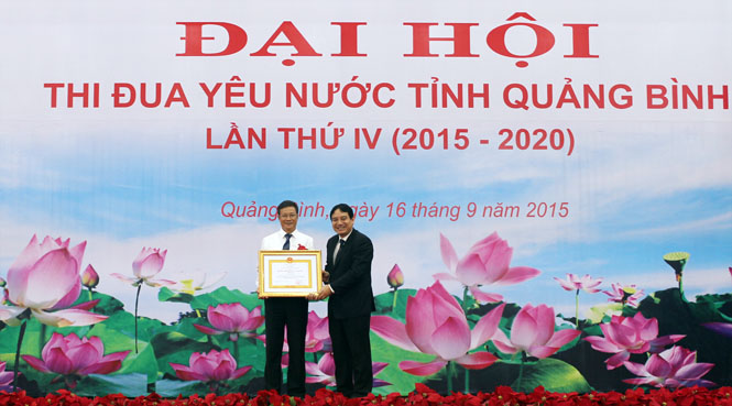Thừa ủy quyền của Chủ tịch nước, đồng chí Nguyễn Đắc Vinh trao tặng Huân chương Lao động hạng Nhì cho đồng chí Lương Ngọc Bính.