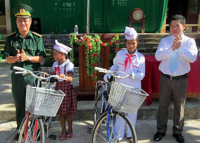 Chi đoàn Đồn Biên phòng Ra Mai trao tặng xe đạp cho hai em học sinh được đơn vị nhận đỡ đầu nhân dịp bước vào năm học mới 2015-2016.