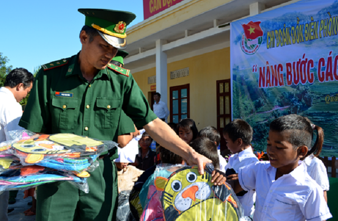 Chi đoàn Đồn Biên phòng Cà Roòng tặng quà cho các em học sinh tại xã Thượng Trạch (Bố Trạch).