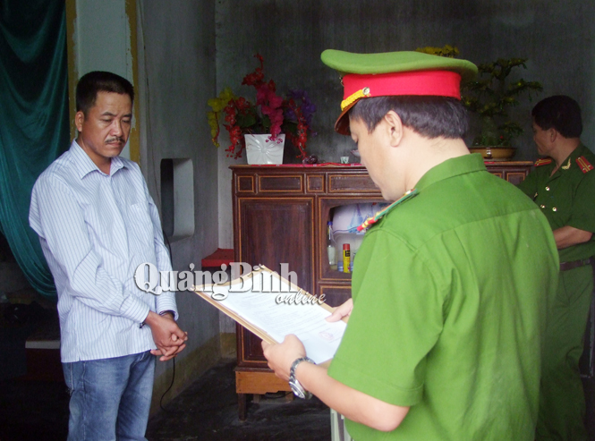 Cơ quan điều tra Công an tỉnh đọc lệnh bắt khẩn cấp đối tượng Lê Quang Thắng.
