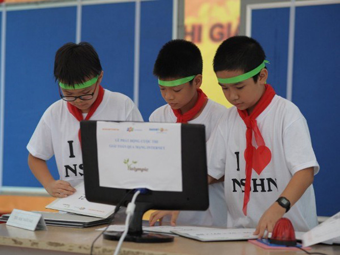 Các em học sinh tham gia giải toán qua mạng ngay trong ngày khai mạc. (Ảnh: Đại học FPT)