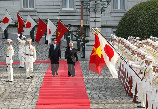 Thủ tướng Nhật Bản Shinzo Abe và Tổng Bí thư Nguyễn Phú Trọng duyệt đội danh dự. (Ảnh: Trí Dũng/TTXVN)