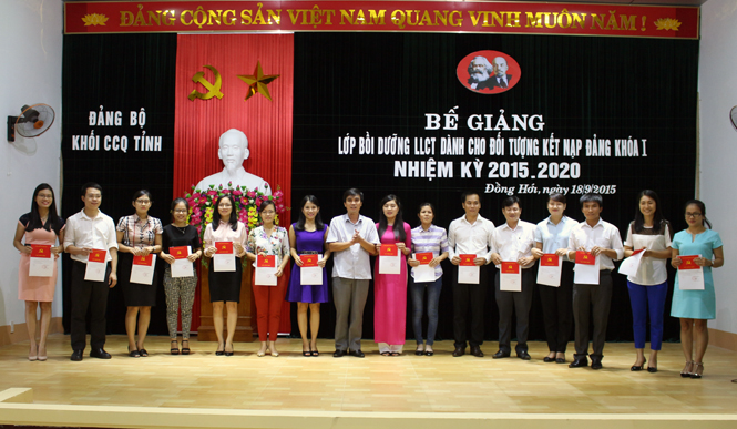 Đồng chí Nguyễn Thanh Lam, Phó Bí thư Đảng ủy Khối trao giấy chứng nhận cho các học viên xuất sắc nhất lớp học.