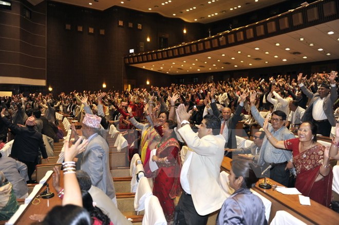 Các nghị sỹ Nepal tại phiên họp sau khi Quốc hội thông qua Hiến pháp mới, ở Kathmandu ngày 16/9. (Nguồn: AFP/TTXVN)