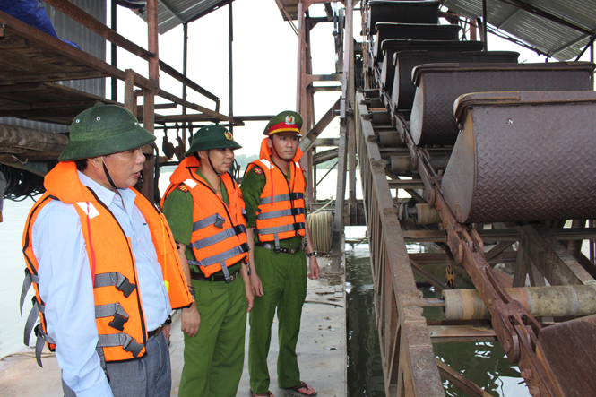 Lãnh đạo huyện và lực lượng Công an huyện Lệ Thủy kiểm tra tổ hợp máy khai thác cát sạn trên sông Kiến Giang.
