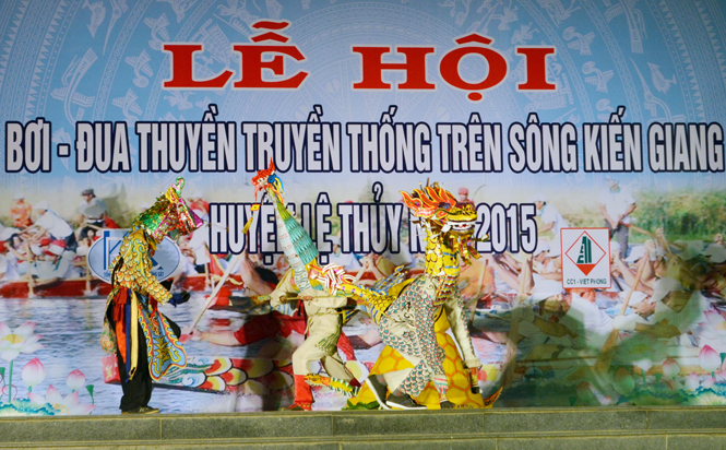 Đội múa Tứ linh biểu diễn tại Hội diễn văn nghệ chào mừng 70 năm Cách mạng Tháng Tám và Quốc khánh 2-9 huyện Lệ Thủy