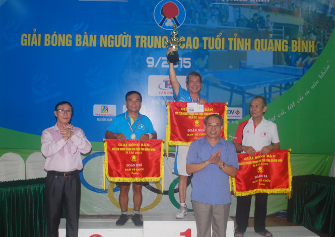 Đồng chí Đinh Minh Thử, Chủ tịch Hội người cao tuổi tỉnh trao thưởng cho các đơn vị đạt giải toàn đoàn.