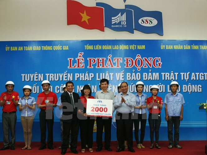 Ủy ban An toàn giao thông Quốc gia trao tặng 2.000 mũ bảo hiểm đạt chuẩn cho viên chức, công nhân lao động tỉnh Thanh Hóa. (Ảnh: Huy Hùng/Vietnam+)