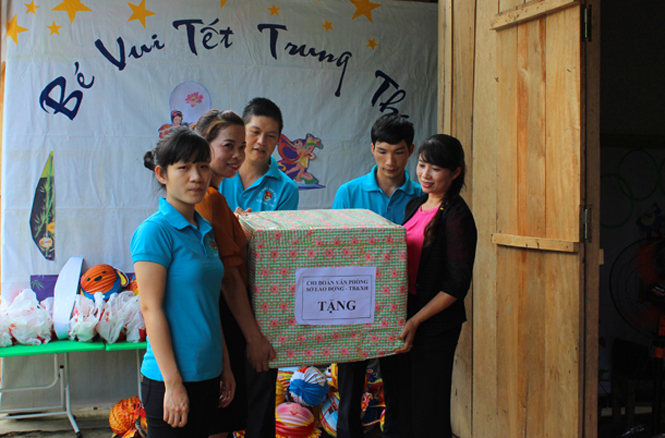 Đại diện Chi đoàn Văn phòng Sở LĐ-TB&XH trao quà cho giáo viên điểm Trường mầm non bản Hóa Lương, xã Hóa Sơn (Minh Hóa).