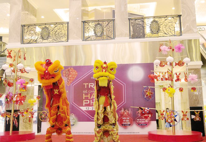 Màn múa sư tử mở màn cho buổi khai mạc triển lãm “đồ chơi truyền thống.