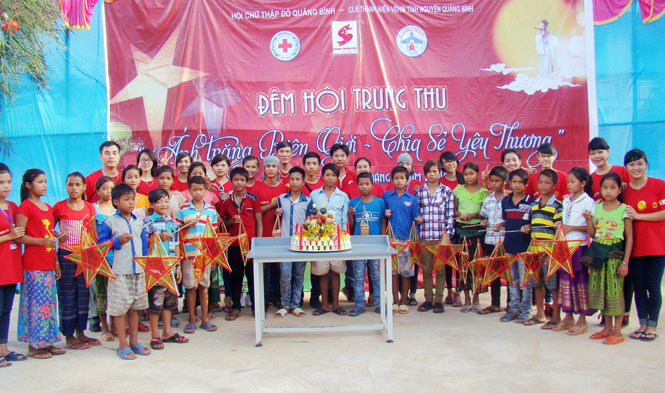 Chương trình “Ánh trăng biên giới” lần thứ nhất được CLB Thanh niên vận động hiến máu tình nguyện tổ chức cho trẻ em dân tộc Ma Coong, xã Thượng Trạch.