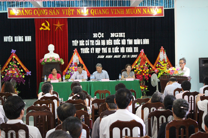 Đồng chí Hà Hùng Cường tiếp xúc với cử tri huyện Quảng Ninh.