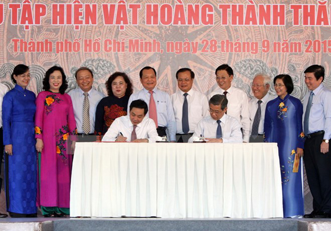 Các lãnh đạo Thành phố Hồ Chí Minh và Hà Nội ký bàn giao “Hiện vật Hoàng thành Thăng Long.